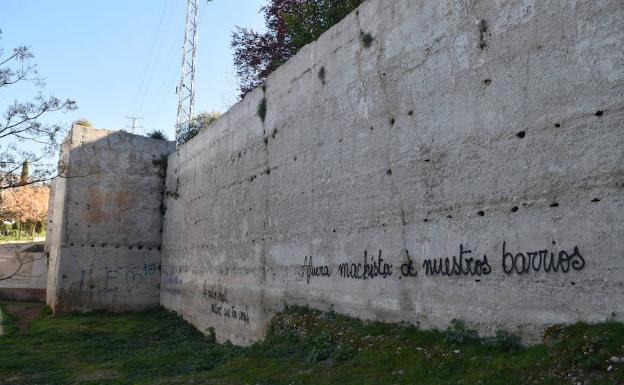 Las pintadas en el 8M afectaron a 16 puntos de la capital, entre ellos la muralla del Albaicín