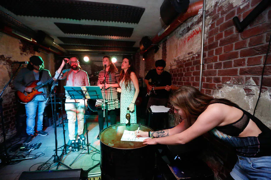 El primer karaoke con banda de Granada para ser cantante por un instante