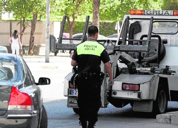La grúa retira casi 14 coches cada día en Almería por estar mal estacionados