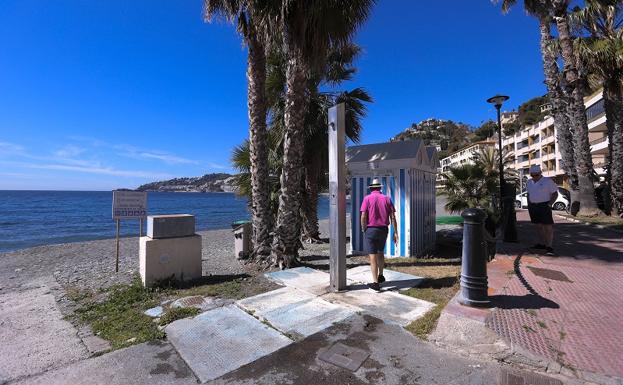 Las playas de la Costa Tropical se preparan para el primer desembarco por el buen tiempo