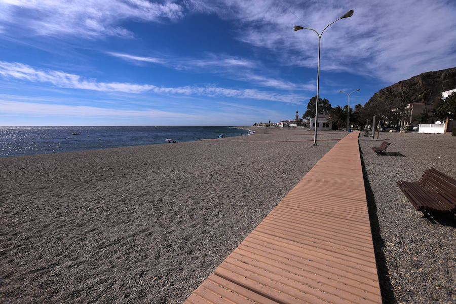 Las playas de la Costa Tropical se preparan para el primer desembarco por el buen tiempo