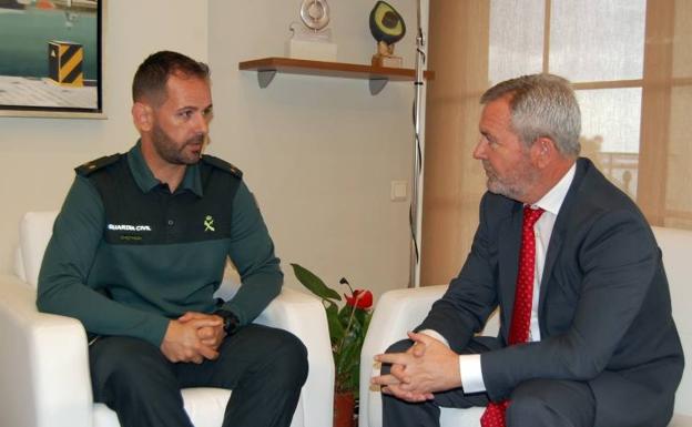 El presidente del Puerto ofrece su colaboración al servicio marítimo de la Guardia Civil