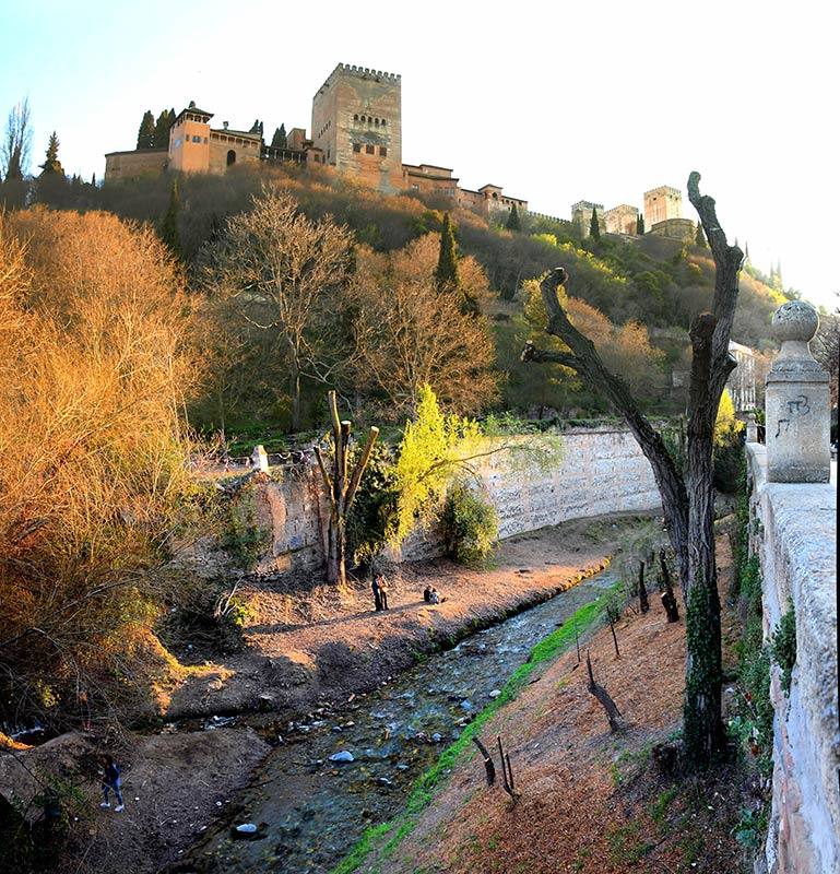 Botellones, campamentos y pescadores junto al Darro