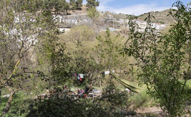 El campamento ilegal instalado en la Fuente del Avellano, en imágenes