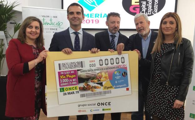 Comer y cocinar a ciegas para sacar todo el sabor a Almería