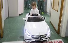 Clement, a punto de entrar en su flamante Mercedes en la sala de operaciones./ALFREDO AGUILAR