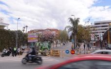 La construcción de una rotonda frente a los antiguos multicines de Motril corta la Avenida de Salobreña