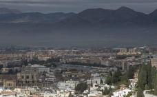 Nube de contaminación sobre la capital granadina y la Vega, el pasado mes de diciembre./Pepe Marín