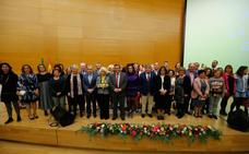 Premiadas y premiados por la Diputación posan en el escenario junto a representantes institucionales./RAMÓN L. PÉREZ