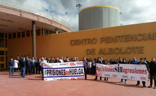 Los empleados públicos de la cárcel de Albolote se concentran contra las últimas agresiones