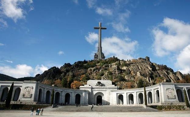 La Abogacía del Estado recusa al juez que paralizó la exhumación de Franco