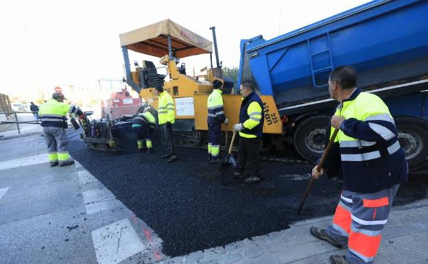 Congestión de tráfico en la zona del Genil por el asfaltado en las horas de entrada a los centros escolares