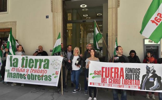 Protesta contra la reciente venta de Cerro Libertad a un 'fondo buitre'