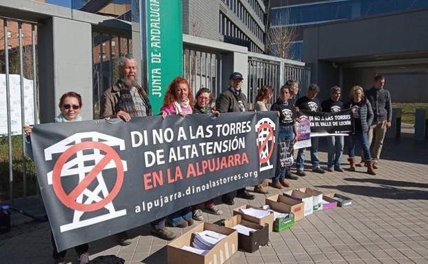 Unos 200 vecinos de la Alpujarra y Valle de Lecrín se concentran en Órgiva contra las torres de alta tensión