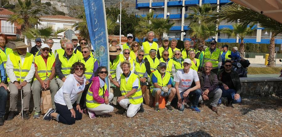 Quinientos voluntarios de 27 nacionalidades retiran 40.000 colillas de las playas de Almuñécar