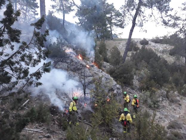 Medio centenar de bomberos se enfrenta a un fuego en un paraje de Iznatoraf