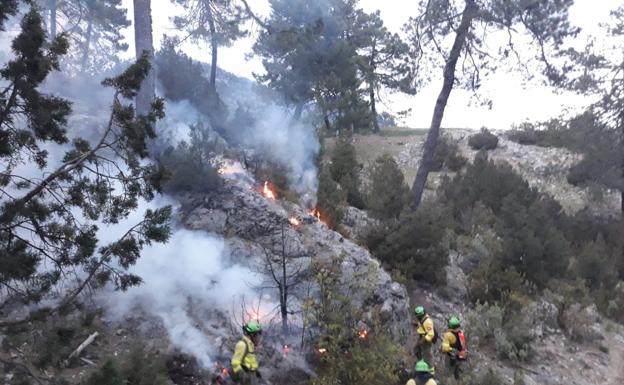 Controlado el incendio en el paraje Morrones de Santa María, en Iznatoraf