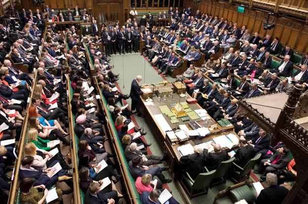 Ni aplaudir, ni meterse las manos en los bolsillos: las normas de la Cámara de los Comunes