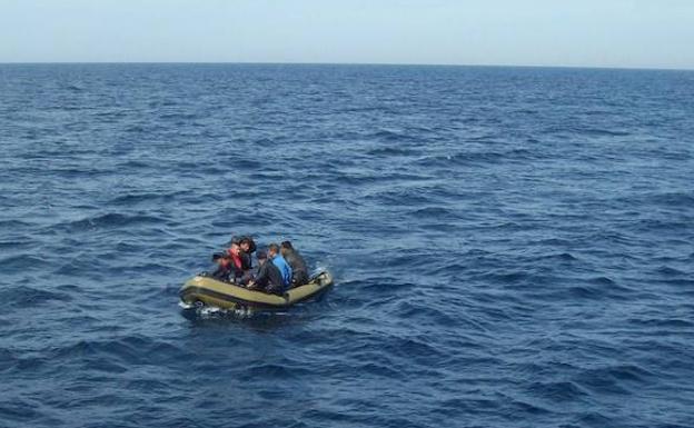 Tres detenidos por 'patronear' una patera interceptada a punto de llegar a Almería