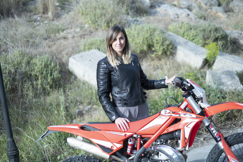 Irene Almendros, campeona de España de moto de enduro en su primera carrera nacional