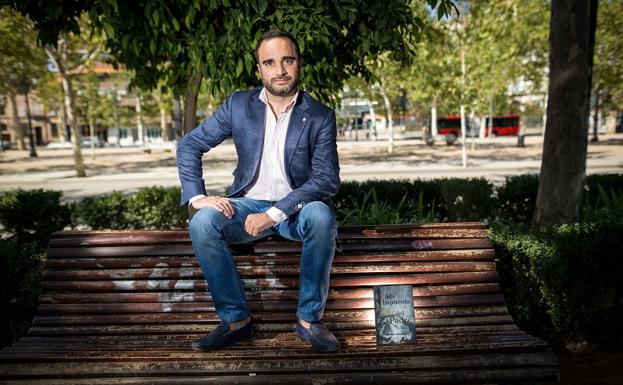 El periodista de IDEAL Quico Chirino trae a Motril su novela 'A la izquierda del padre'