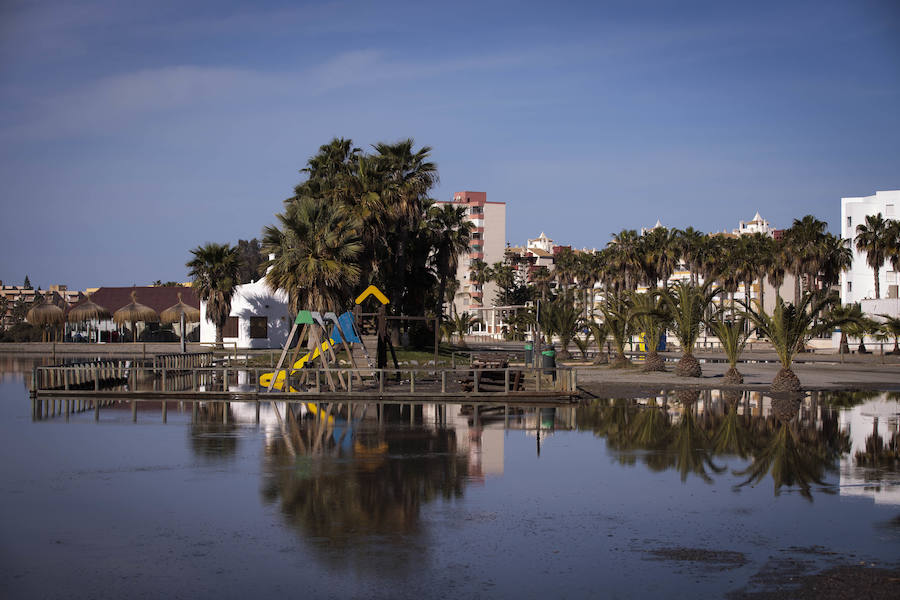 El temporal vuelve a convertir la playa de Poniente de Motril en una gran 'piscina'