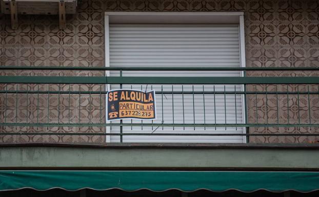 El Defensor pide a la Junta agilizar las ayudas al alquiler y la renta mínima