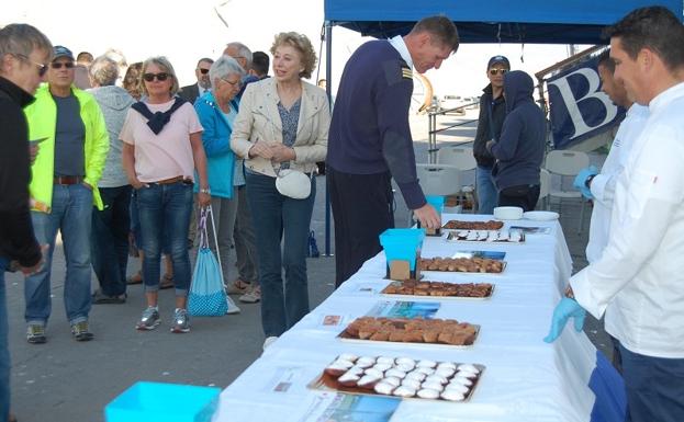 Motril recibe al primer crucero de la temporada con una degustación de dulces de Semana Santa