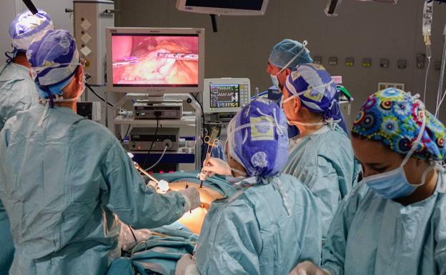 Operaciones por la tarde, equipos móviles y mejoras en los contratos para reducir las listas de espera