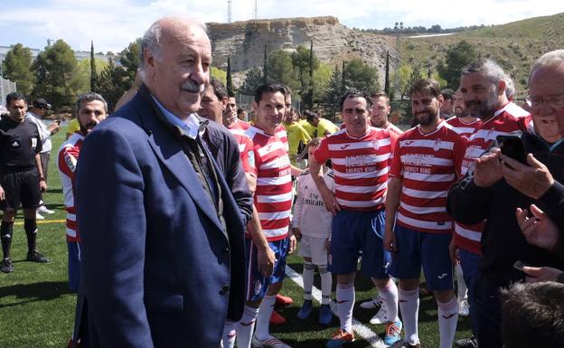 Vicente del Bosque disfruta del fútbol cajareño