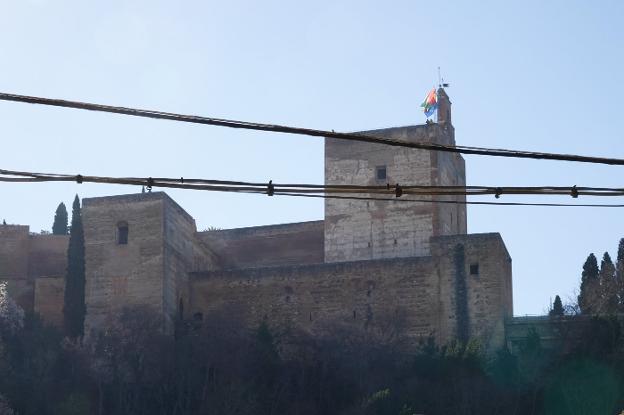 Los cables que cortan la Alhambra