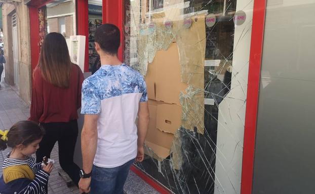 Tres detenidos tras reventar un escaparate con una tapa de alcantarilla