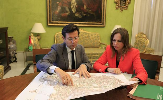 El alcalde propone a Rocío Díaz destinar un 1% de la recaudación de la Alhambra a actividades culturales