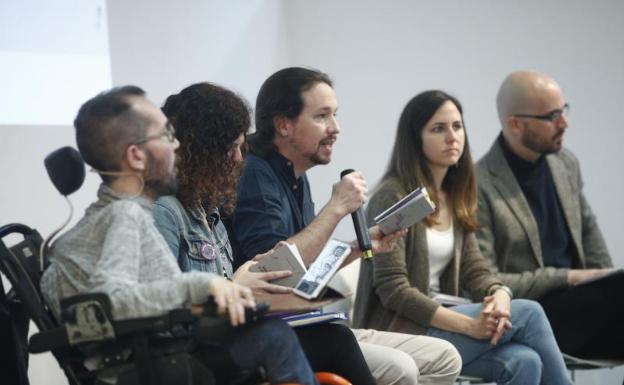 Podemos y Ciudadanos introducen la Constitución en la campaña