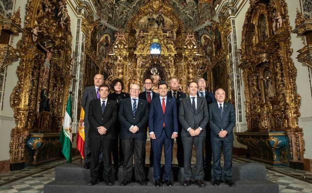 Juanma Moreno se reúne con los presidentes de las cofradías