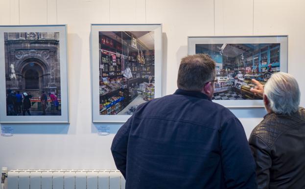 '¿Quién da la vez?', un homenaje fotográfico al comercio tradicional de Granada