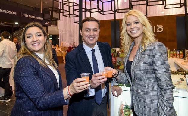 Miles de profesionales y visitantes pasan por el stand de 'Sabores Almería' en el Salón de Gourmets