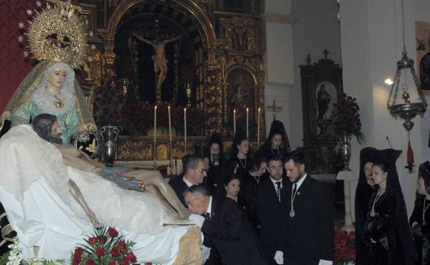 Los nuevos hermanos del Santo Sepulcro y la Virgen de los Dolores de Órgiva reciben la medalla de la cofradía