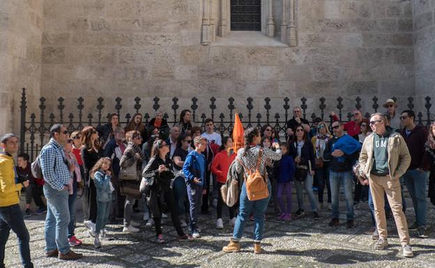 Granada roza el lleno en una Semana Santa con un desembarco masivo de turistas