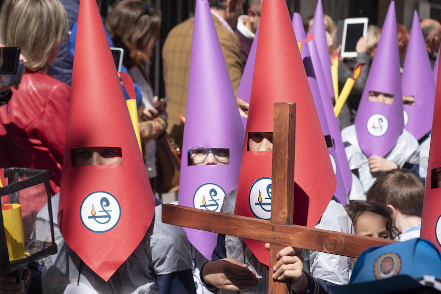 El entorno de la Parroquia Virgen de Gracia lleno de público para contemplar el cortejo de los niños