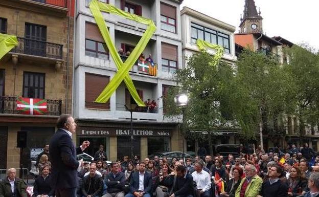 Rivera promete sancionar los homenajes a terroristas en un acto marcado por las amenazas