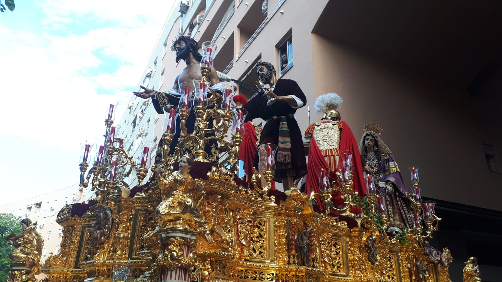 Flores para estrenar el paso en la calle de María Santísima del Dulce Nombre