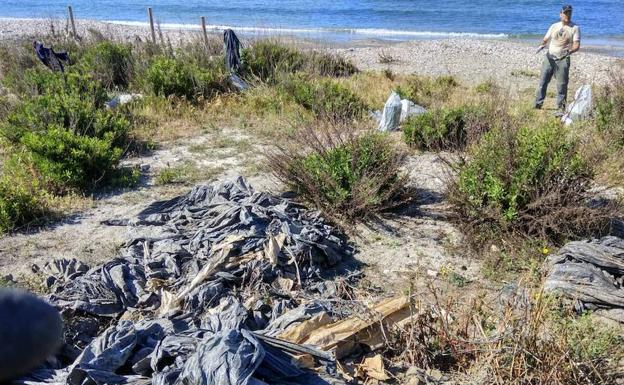 La basura de nunca acabar de la playa de las Azucenas