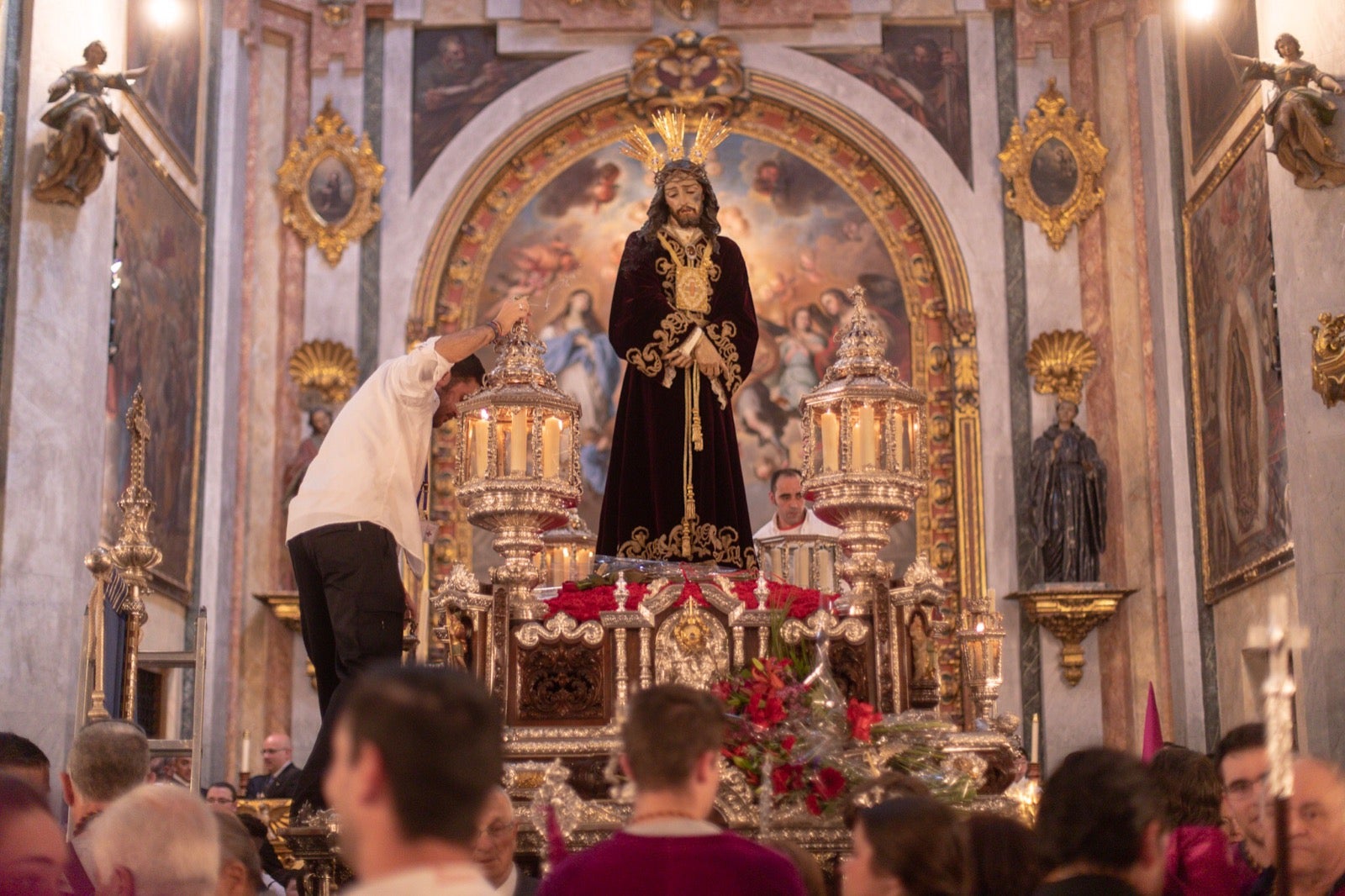 Rescate de escarlata y oro en el centro de Granada