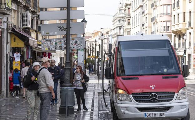 Un conductor de Rober se niega a bajar la rampa para que acceda una embarazada con su hija discapacitada