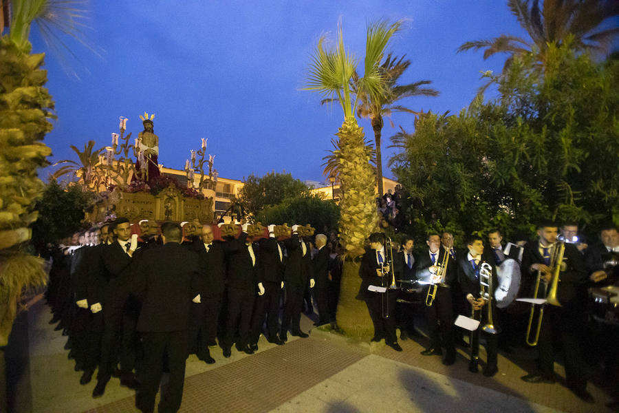 El Cristo de la Humillación de Salobreña consigue costaleros suficientes para salir a la calle