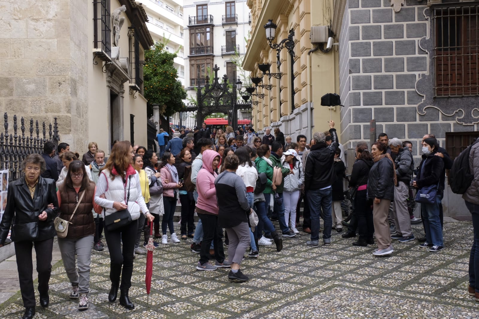 Ni la lluvia puede con los turistas en el Jueves Santo granadino