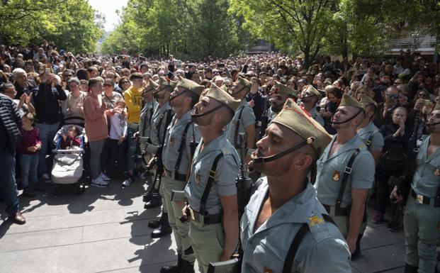 Miles de personas arropan a la Legión en Granada