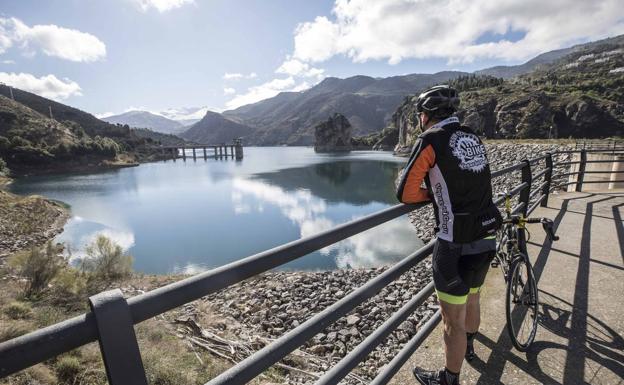 Los embalses de Granada acumulan un 7% más de agua que el año pasado