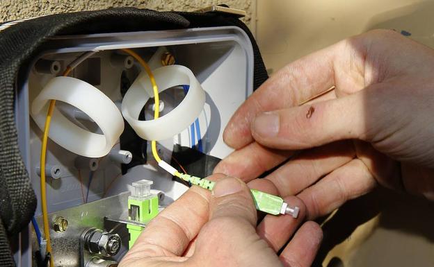 Las grandes compañías telefónicas no trabajan con fibra óptica en el casco antiguo de Granada
